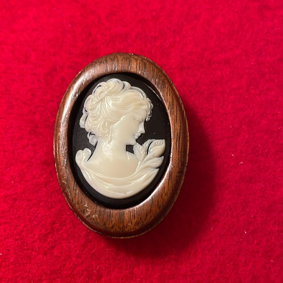 Rare Find- Lady Vintage Cameo Wooden Brooch- Approx: 2 1/4”x 1 1/2” - Picture 1 of 3